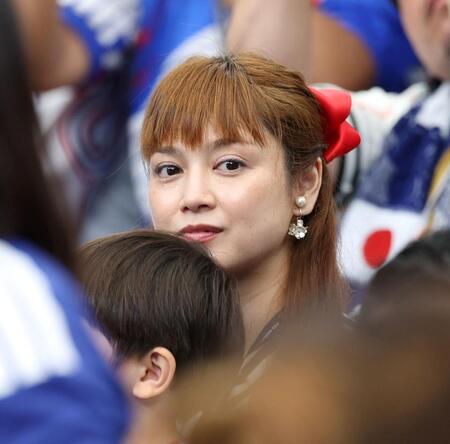 ブラジル戦を観戦する平愛梨＝ヒューストンスタジアム（撮影・中田匡峻）