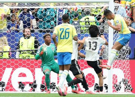 後半、ブラジル代表・カゼミロ（右）に同点ゴールを決められる鈴木彩艶（撮影・中田匡峻）