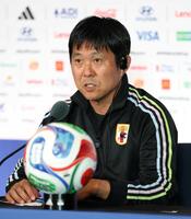 　会見を行う森保監督