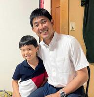 　森保監督と北別府学さん、広美さんの孫・孝祐くん＝２３年（北別府広美さん提供）