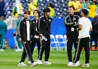 ブラジル戦を前にピッチに姿を見せた久保（左端）ら（共同）