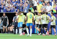 日本に先制を許し、うなだれるブラジルイレブン（手前）＝撮影・中田匡峻