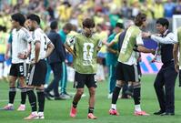 ブラジルに敗れ、腰に手を当てる久保（中）ら日本イレブン。右端は森保監督