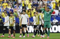 ブラジルに敗れ、ぼうぜんとするＧＫ鈴木彩（右端）ら日本代表（写真提供・共同通信社）