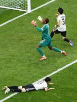 日本-ブラジル　試合終了間際、ブラジルに決勝ゴールを決められ悔しがるＧＫ鈴木彩（上左）＝ヒューストン（共同）