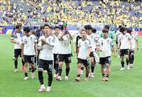 ブラジルに敗れ、引き揚げる日本代表イレブン（撮影・中田匡峻）