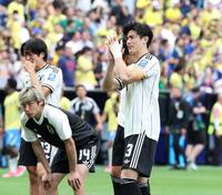 スタンドにあいさつに向かう（右から）日本代表・谷口彰悟、伊東純也、中村敬斗（撮影・中田匡峻）