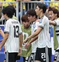 前半、先制ゴールを決めた佐野（中央右）に声をかける久保（同左）