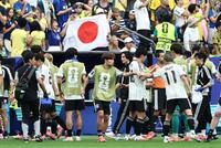 後半、飲水タイムで日本イレブンに声をかける久保（中）