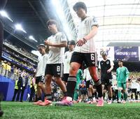 ブラジルに敗れ、ピッチを後にする久保（左から２人目）ら日本代表