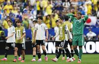 ブラジルに敗れ、ぼうぜんとするＧＫ鈴木彩（右端）ら日本代表＝ヒューストン（共同）