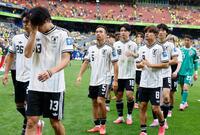 ブラジルに敗れ引き揚げる長友（５）ら日本代表（共同）