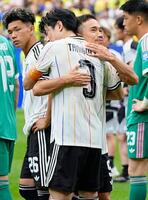 ブラジルに敗れ、谷口（手前）と抱き合う長友（共同）
