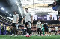 ブラジルに敗れ、ピッチを後にする（左から）田中、板倉、谷口ら日本代表