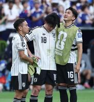 ブラジルに敗れ、悔しがる（左から）長友、上田、渡辺