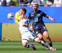 前半、競り合うドイツのキミヒ（左）とパラグアイのエンシソ＝ボストン（ＡＰ＝共同）
