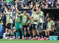 　前半、ベンチから鼓舞する長友（右から３人目）ら