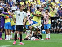 ブラジルが勝利の余韻に浸る中、泣き崩れる日本代表・田中碧（中央）をなぐさめる長友佑都。手前は小川航基（撮影・中田匡峻）