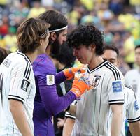試合後、ブラジル代表のアリソン・ベッカーに声をかけられる田中碧＝ヒューストンスタジアム（撮影・中田匡峻）