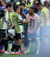 試合後、ブラジル代表・ネイマール（右）とタッチを交わす日本代表・長友佑都（撮影・中田匡峻）