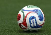 Ｗ杯北中米３カ国大会公式球「トリオンダ」
