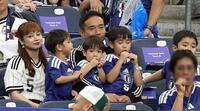 試合後、ブラジル代表・ネイマールを見つめる平愛梨（左）と長友佑都＝ヒューストンスタジアム（撮影・中田匡峻）※一部画像を加工しています