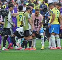 ブラジル代表・ネイマール（中央右）らになぐさめられる田中碧＝ヒューストンスタジアム（撮影・中田匡峻）