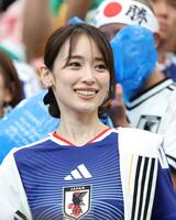 ブラジル戦を観戦する泉里香＝ヒューストンスタジアム（撮影・中田匡峻）
