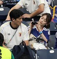 谷口彰悟を撮影する泉里香＝ヒューストンスタジアム（撮影・中田匡峻）