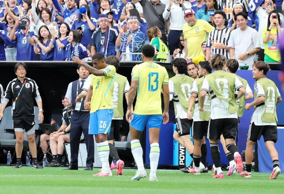 日本に先制を許し、うなだれるブラジルイレブン（手前）＝撮影・中田匡峻