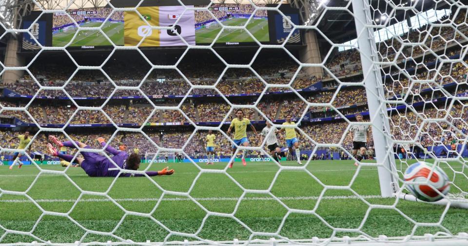前半、佐野に先制ゴールを許すブラジルのＧＫアリソン（左）