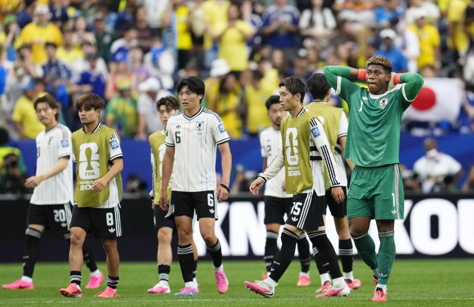ブラジルに敗れ、ぼうぜんとするＧＫ鈴木彩（右端）ら日本代表＝ヒューストン（共同）