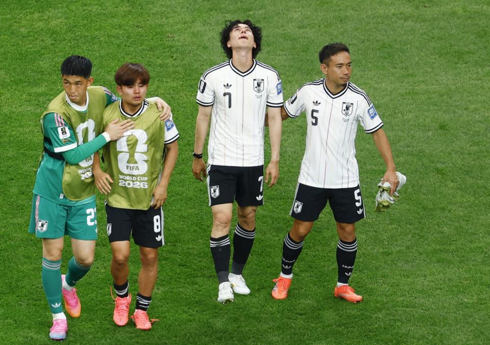ブラジルに敗れ天を仰ぐ田中（右から２人目）＝ヒューストン（共同）