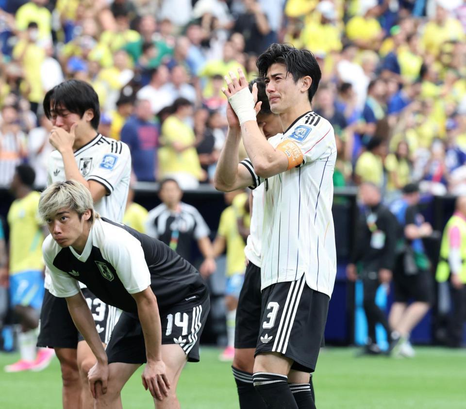 スタンドにあいさつに向かう（右から）日本代表・谷口彰悟、伊東純也、中村敬斗（撮影・中田匡峻）