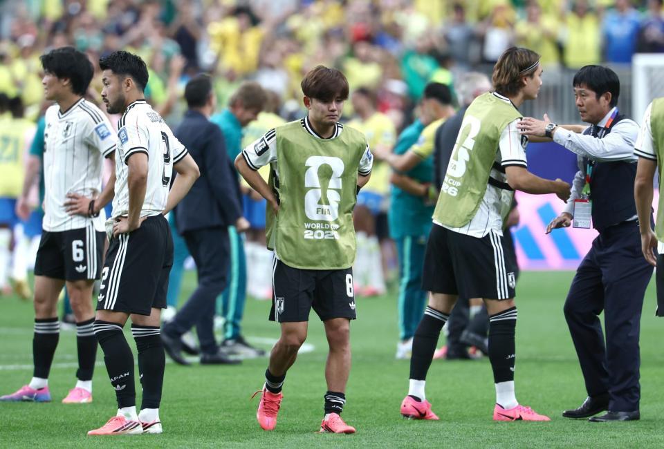 ブラジルに敗れ、腰に手を当てる久保（中）ら日本イレブン。右端は森保監督