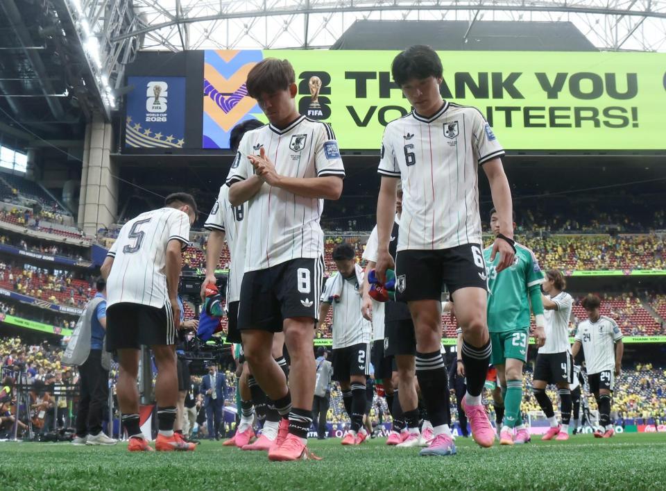 ブラジルに敗れ、ピッチを後にする久保（中）、町野（右）ら日本代表