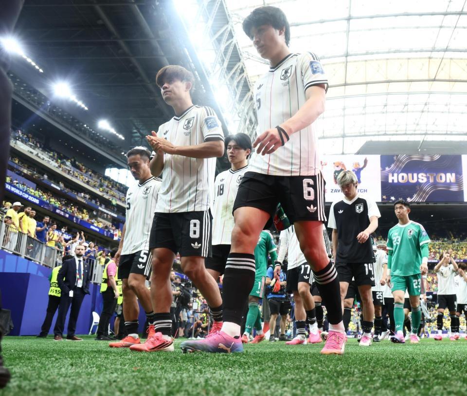 ブラジルに敗れ、ピッチを後にする久保（左から２人目）ら日本代表