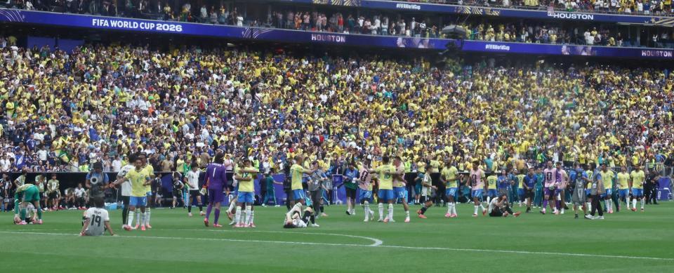 日本に逆転勝ちし、喜ぶブラジル代表