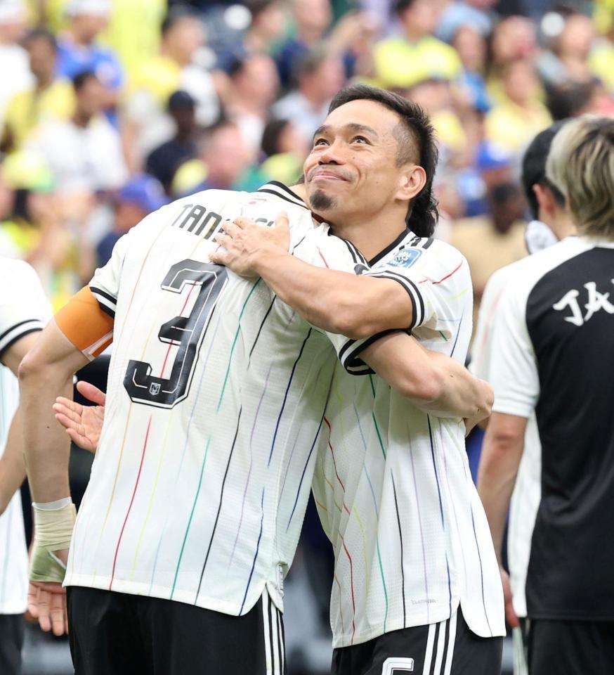 日本代表・谷口彰悟（左）と抱擁を交わす長友佑都（撮影・中田匡峻）