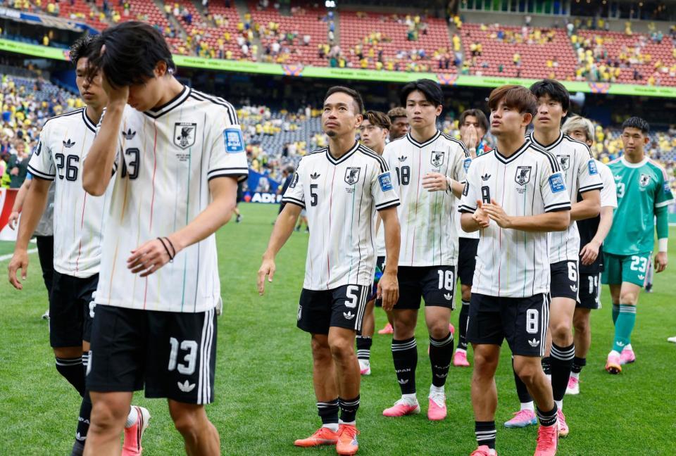 ブラジルに敗れ引き揚げる長友（５）ら日本代表（共同）