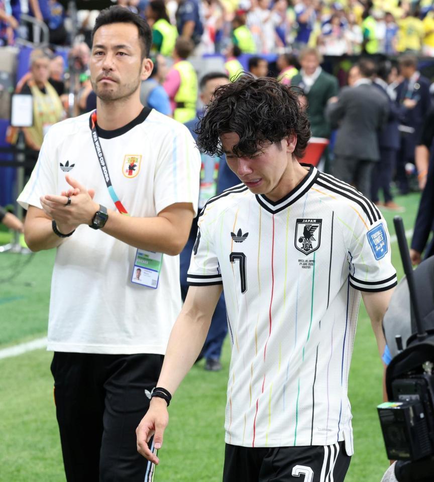 涙を流す日本代表・田中碧。左は吉田麻也（撮影・中田匡峻）