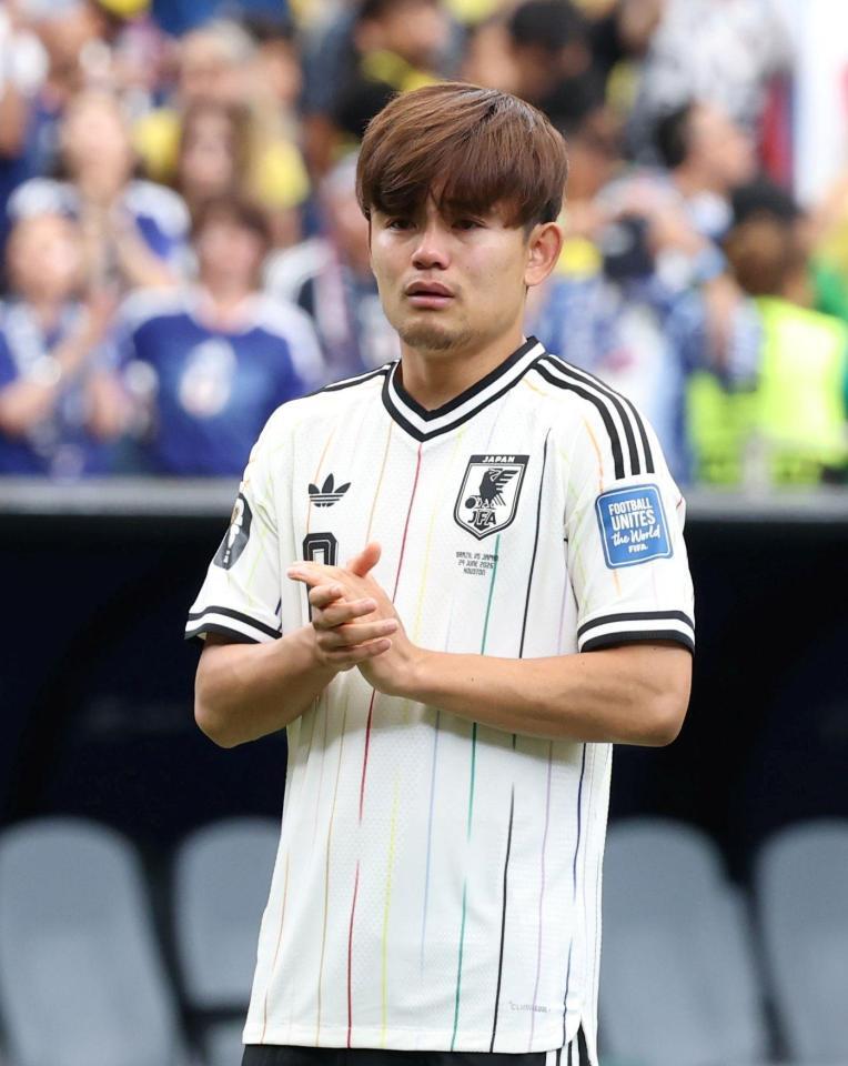 涙を流す日本代表・久保建英（撮影・中田匡峻）