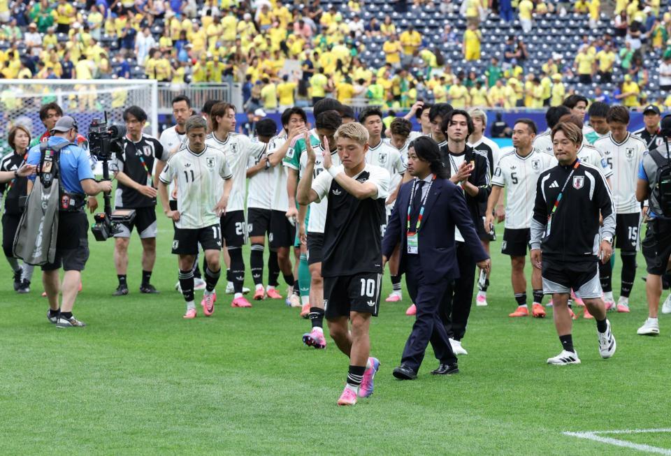 ブラジルに敗れ引き揚げる日本代表・堂安律（中央）らイレブン（撮影・中田匡峻）