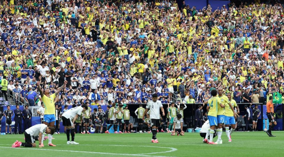 ブラジルに敗れ、呆然とする日本代表イレブン（撮影・中田匡峻）