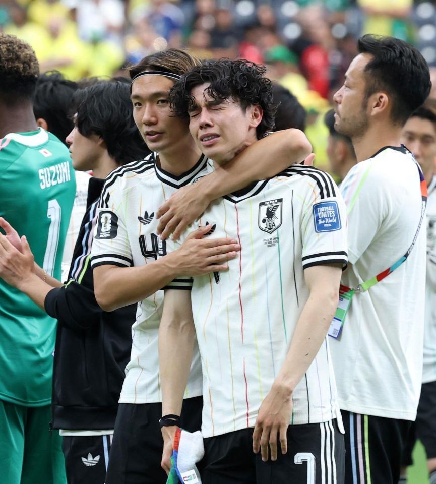 板倉滉（左）に支えられながら涙を流す田中碧＝ヒューストンスタジアム（撮影・中田匡峻）