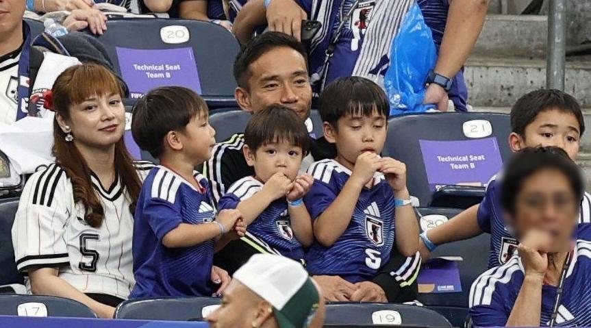 試合後、ブラジル代表・ネイマールを見つめる平愛梨（左）と長友佑都＝ヒューストンスタジアム（撮影・中田匡峻）※一部画像を加工しています