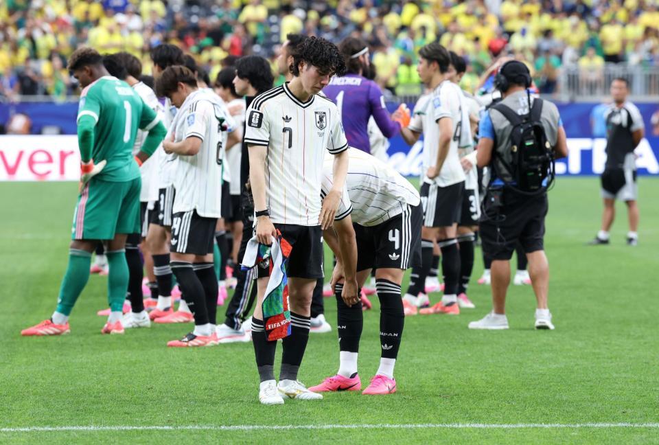 ブラジルに敗れ、肩を落とす田中碧（中央）ら日本代表イレブン＝ヒューストンスタジアム（撮影・中田匡峻）