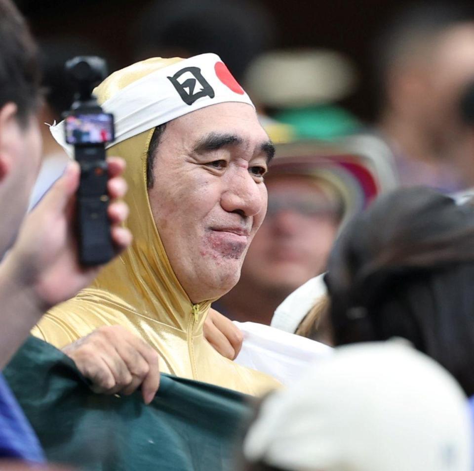 日本対ブラジル戦を観戦した江頭２時５０分（撮影・中田匡峻）