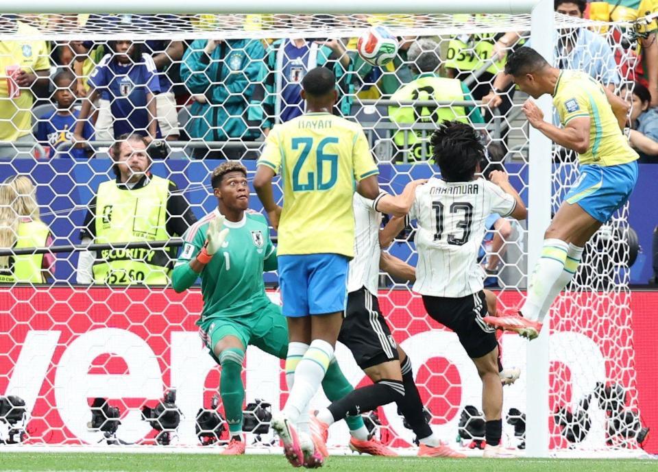 後半、ブラジル代表・カゼミロ（右）に同点ゴールを決められる鈴木彩艶（撮影・中田匡峻）