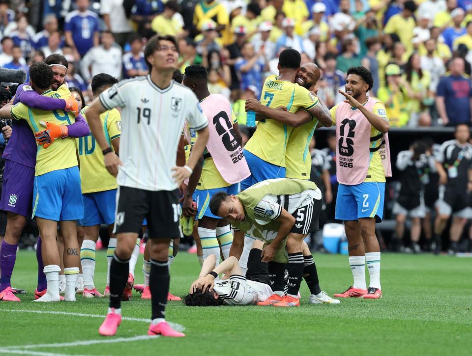 ブラジルが勝利の余韻に浸る中、泣き崩れる日本代表・田中碧（中央）をなぐさめる長友佑都。手前は小川航基（撮影・中田匡峻）